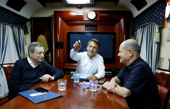 欧盟三巨头搭夜班火车携手访基辅 重要决定前展现团结姿态
